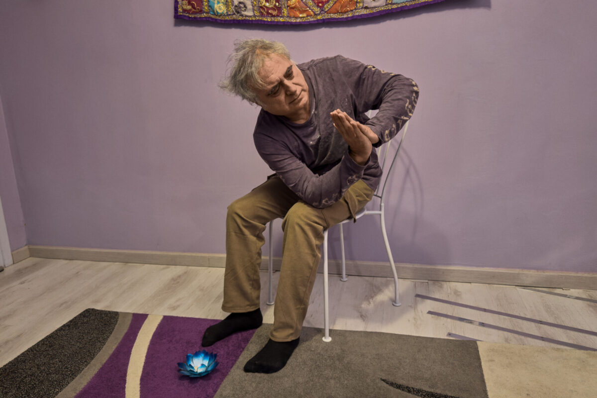 Yoga posturale asana su una sedia alla Sorig Khang di Bologna