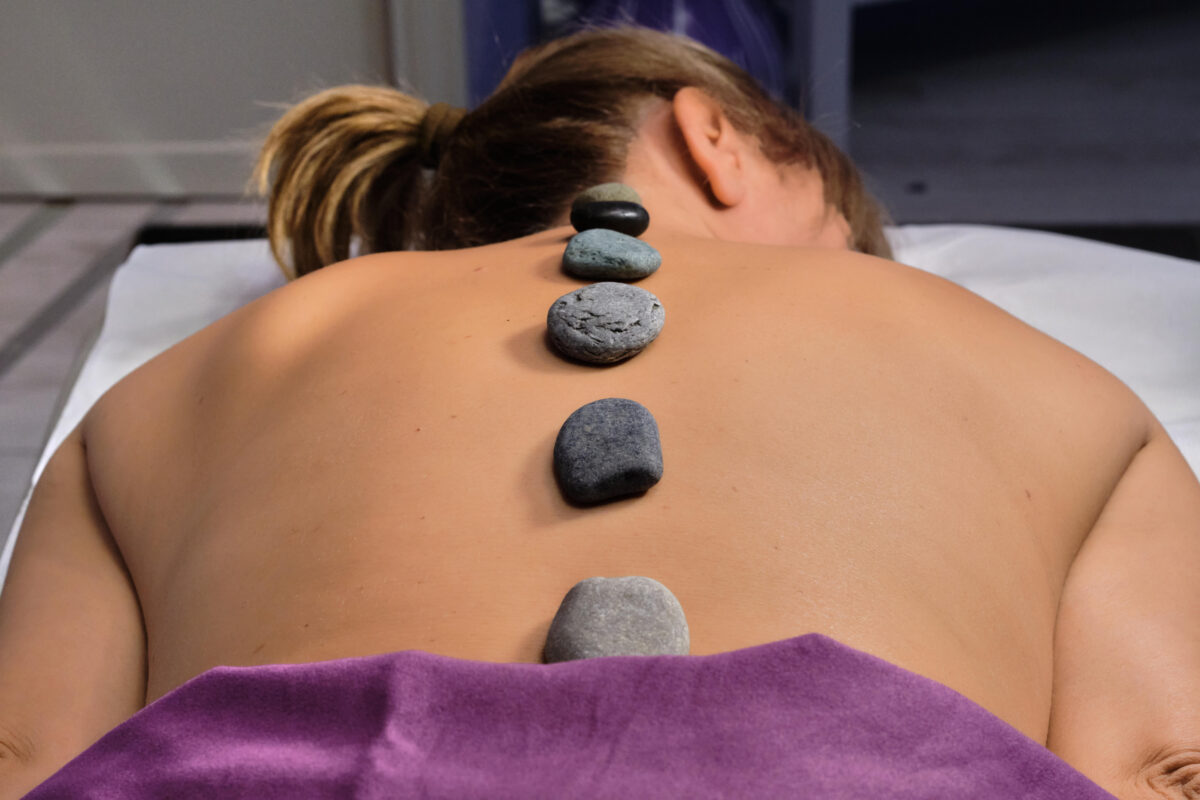 Massaggio tibetano con pietre del Centro Sorigkhang Bologna