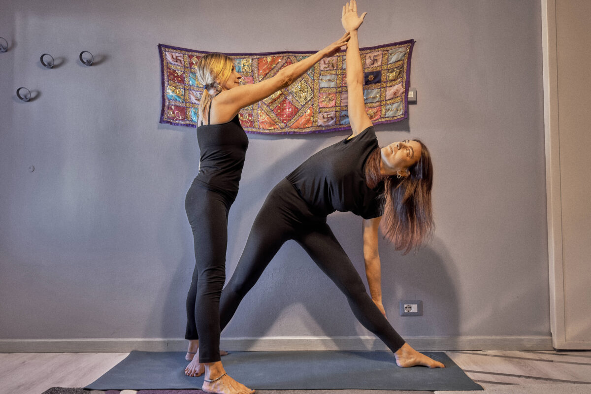 Yoga posturale asana con l'aiuto del muro al centro Sorigkhang di Bologna