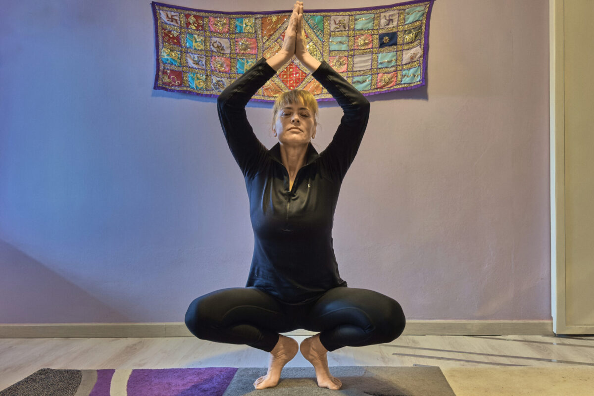 Ragazza esegue un'asana durante i corsi yoga della Sorig Khang di Bologna