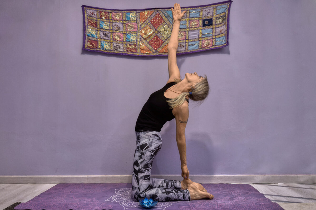 L'insegnante del centro Sorig Khang Yoga Bologna mentre esegue un'asana