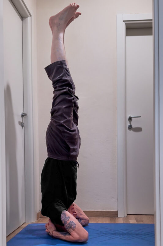 Asana Sirsasana nei corsi Hatha Yoga alla Sorig Khang di Bologna