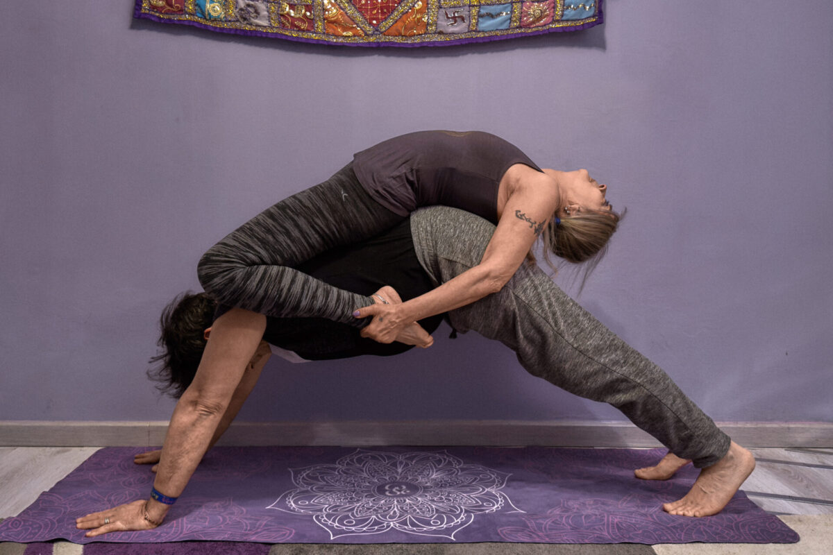 Lezioni di Hatha Yoga a Bologna alla Sorig Khang asana in coppia