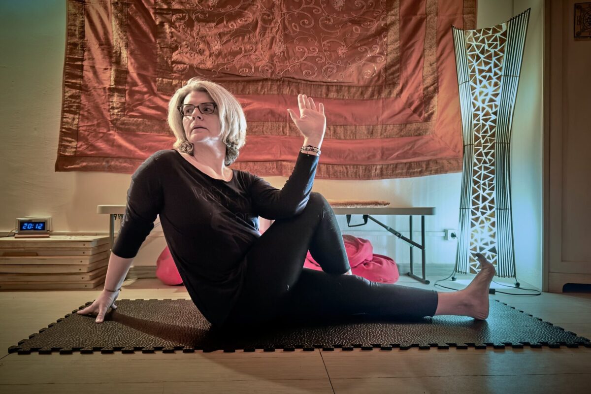 Asana di torsione nella lezione Hatha Yoga alla Sorig Khang di Bologna