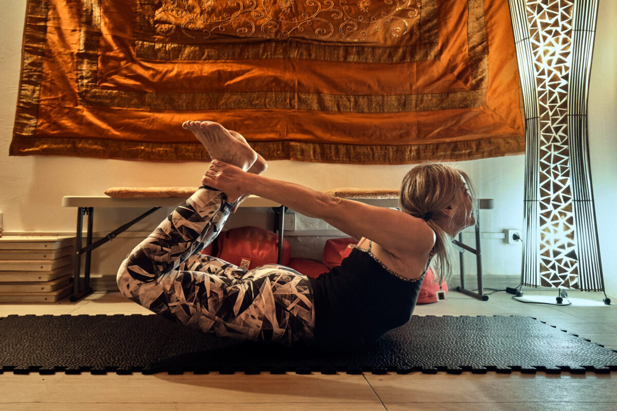 Esecuzione dell'asana dell'arco nello Yoga al centro Sorig Khang di Bologna