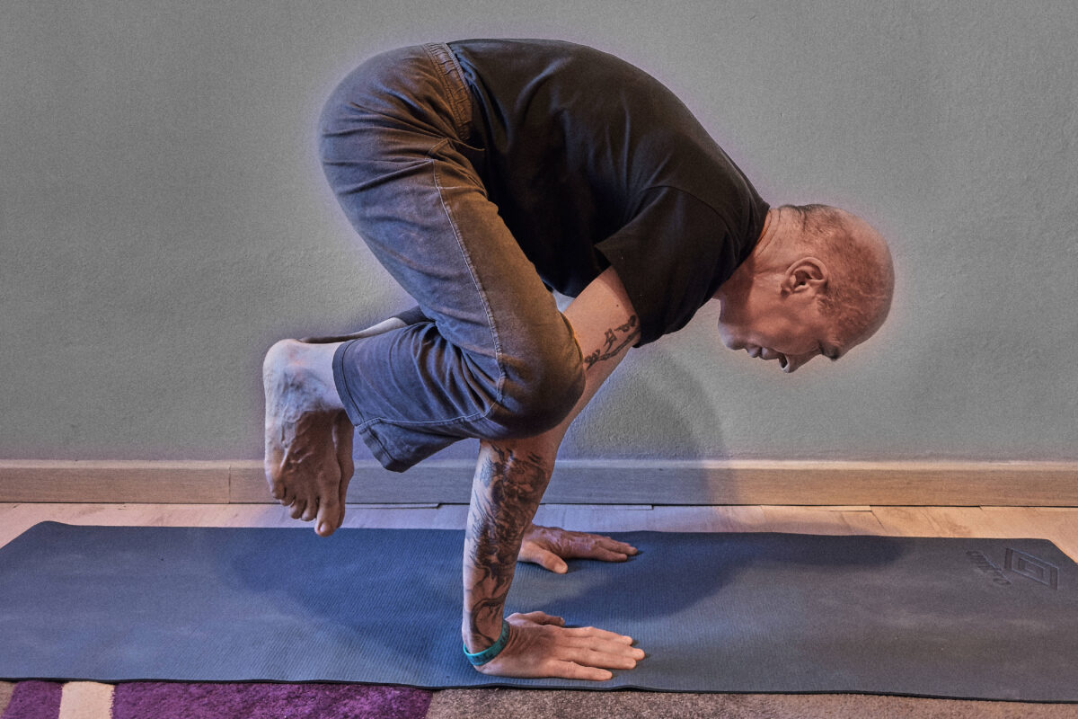 Yoga Sorig Khang Bologna esecuzione dell'asana del corvo